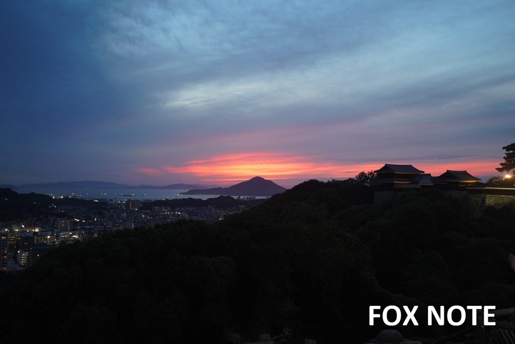 夕焼けの空と城下町の写真